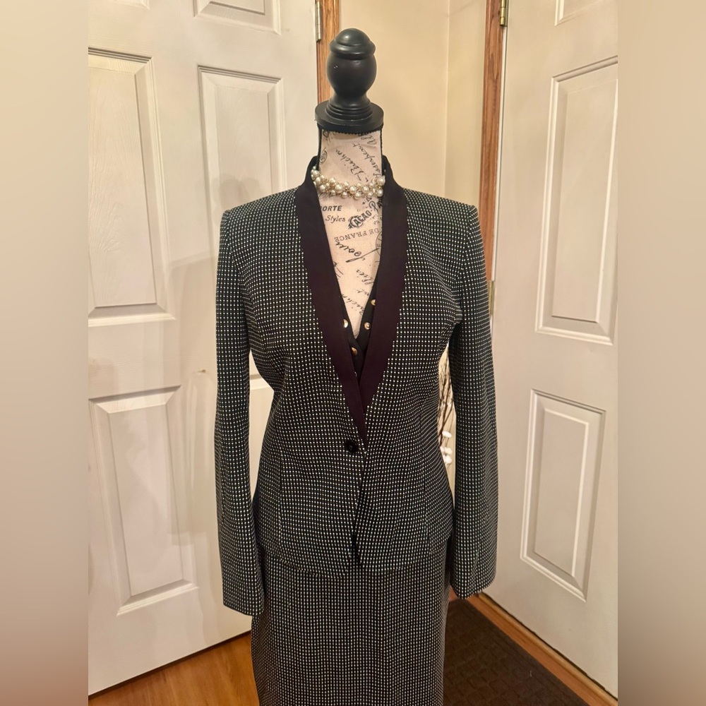 White House Black Market Blazer
Black w/ white polka dots
Style # 570276476